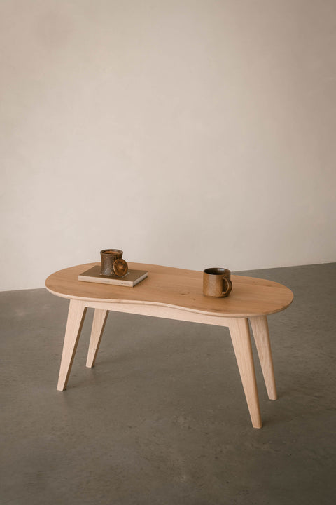 Als oprichter en ontwerper van TOETENEL sta ik voor eigenzinnig, tijdloos design met karakter. Elk object is functioneel ontworpen en ambachtelijk gemaakt, om op te vallen door eenvoud en detail.